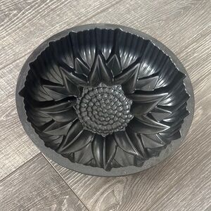 Black Sunflower Cake Pan